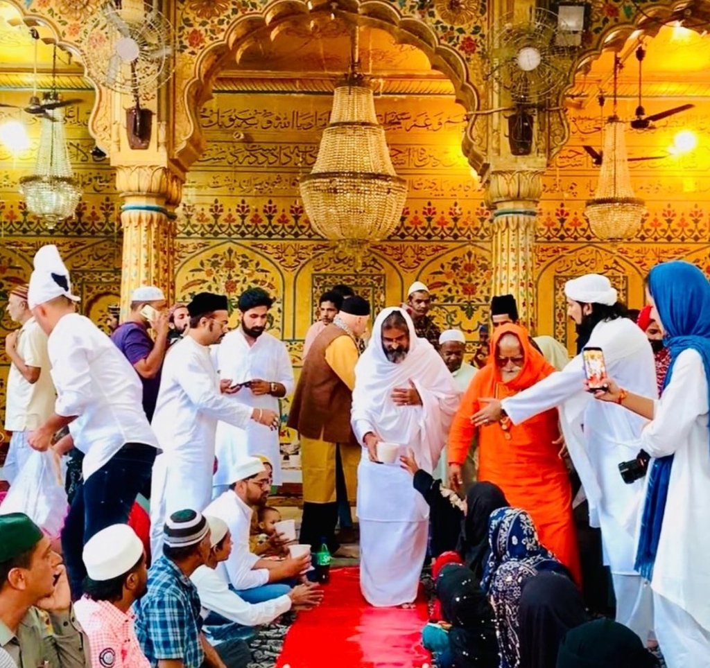 Sacred Courtyard Gathering – Welcoming Devotees of All Faiths at Ajmer Dargah